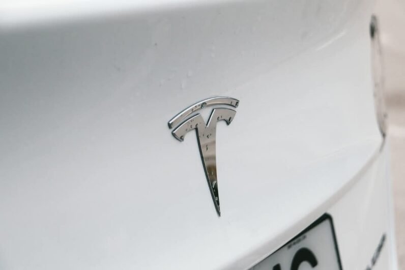 
								Tesla Model 3 full									