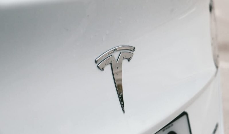 
								Tesla Model 3 full									