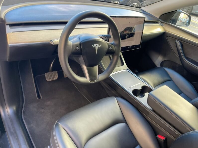 
								Tesla Model Y full									