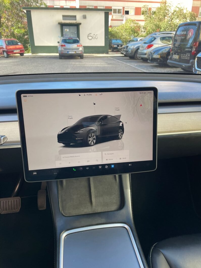 
								Tesla Model Y full									
