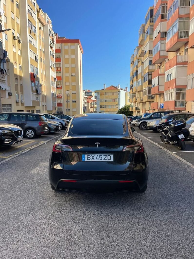 
								Tesla Model Y full									