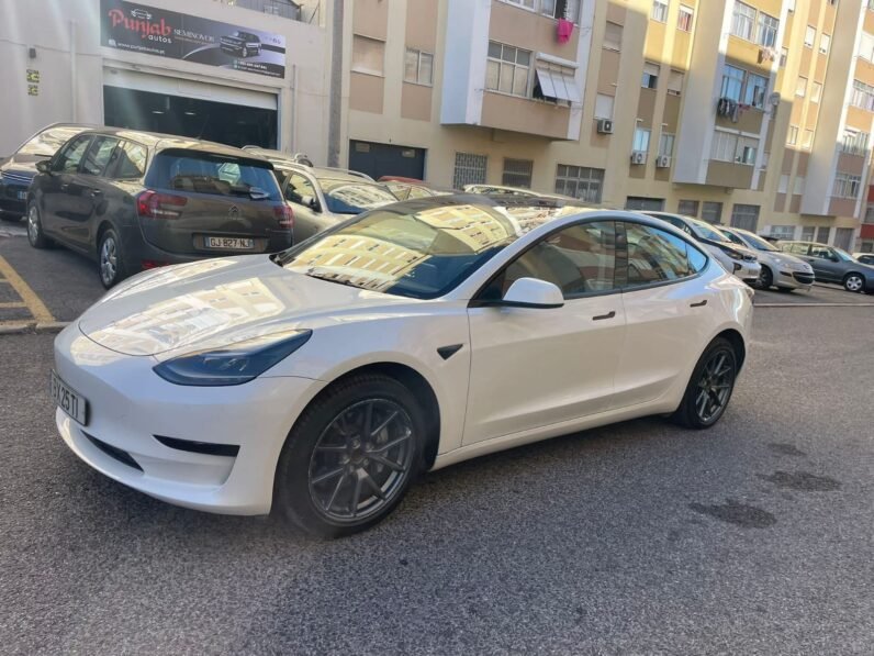 
								Tesla Model 3 full									