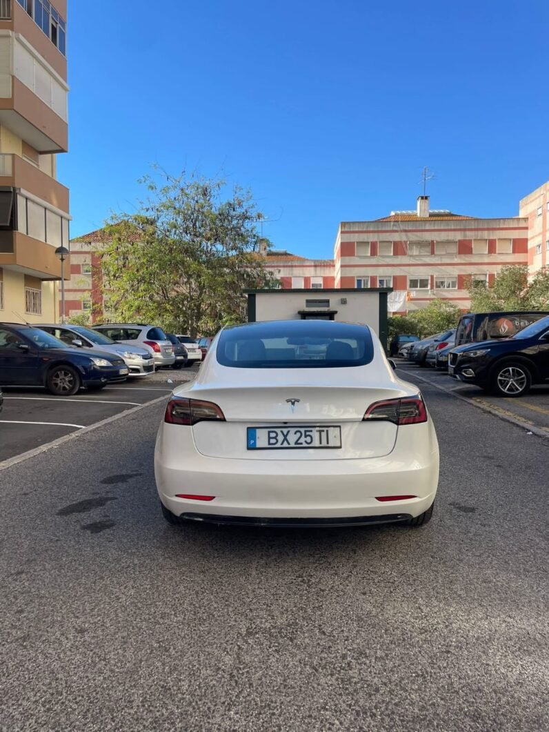 
								Tesla Model 3 full									