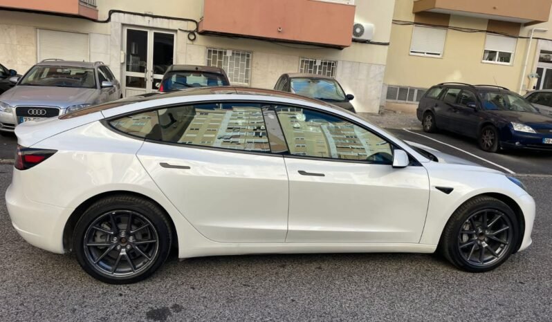 
								Tesla Model 3 full									