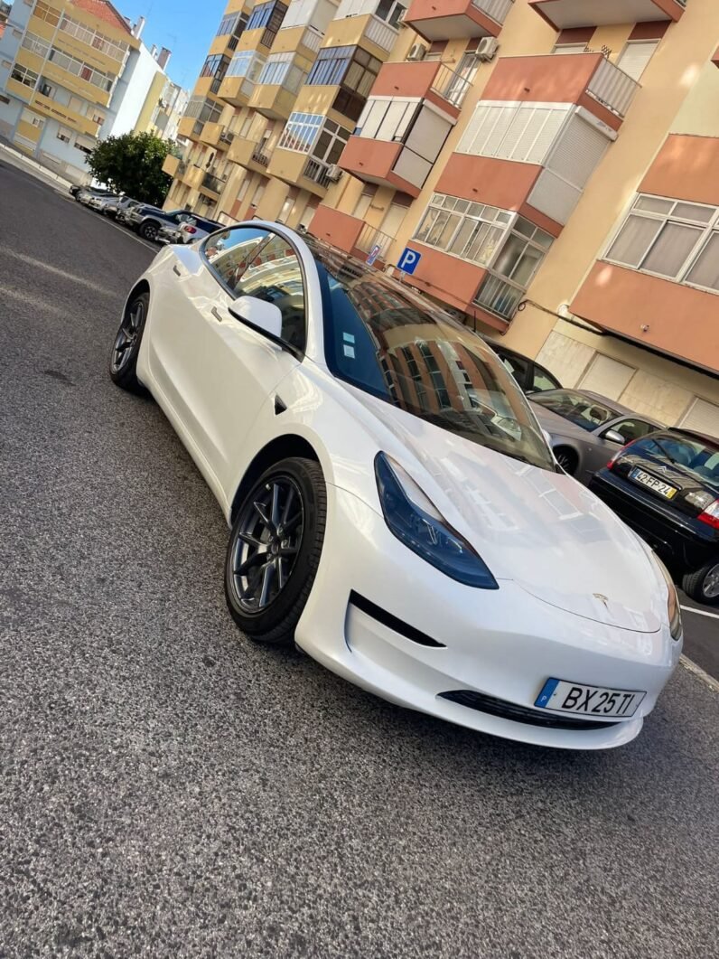 
								Tesla Model 3 full									