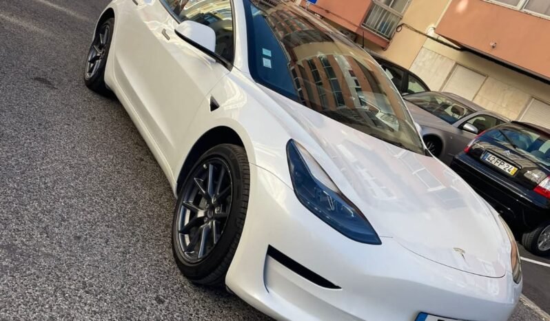 
								Tesla Model 3 full									