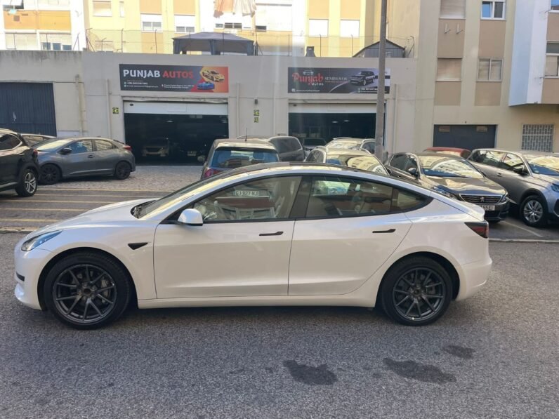 
								Tesla Model 3 full									
