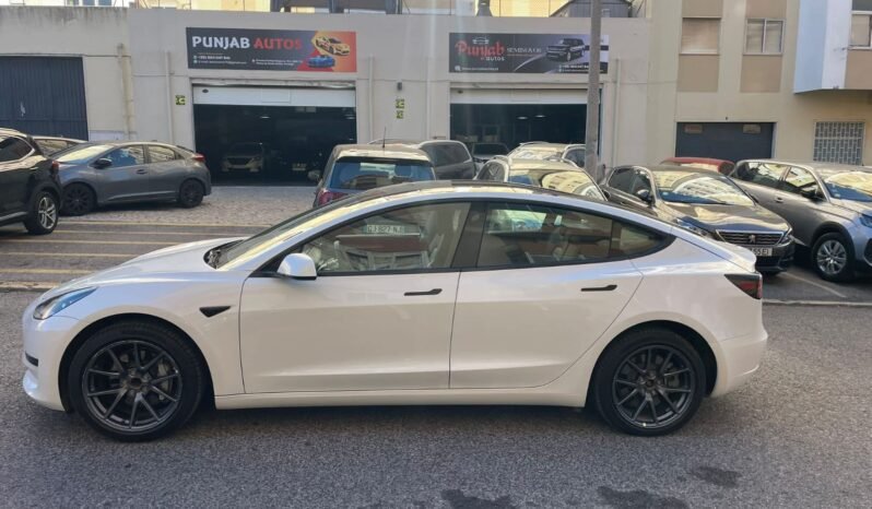 
								Tesla Model 3 full									