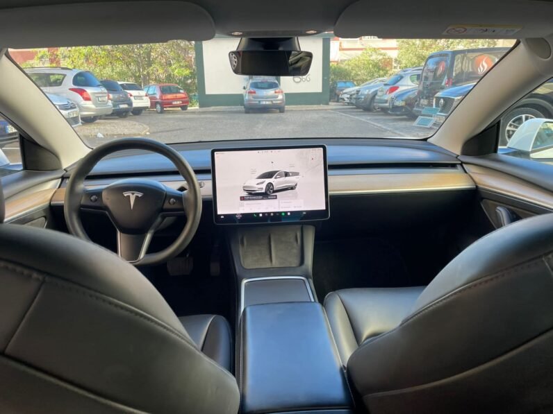 
								Tesla Model 3 full									
