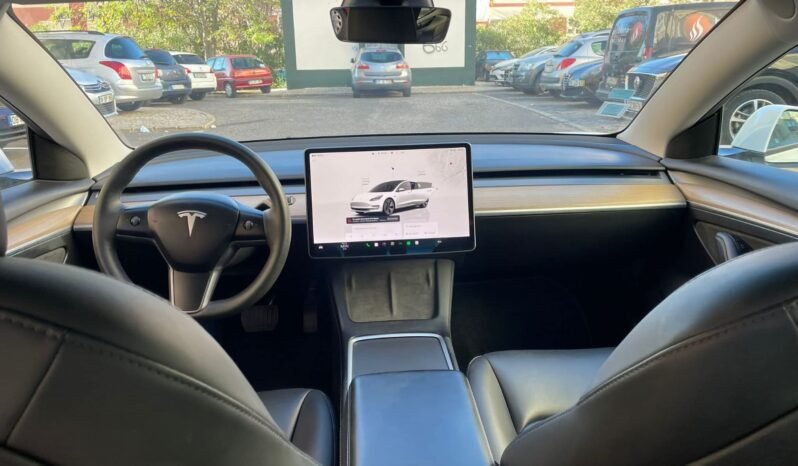 
								Tesla Model 3 full									