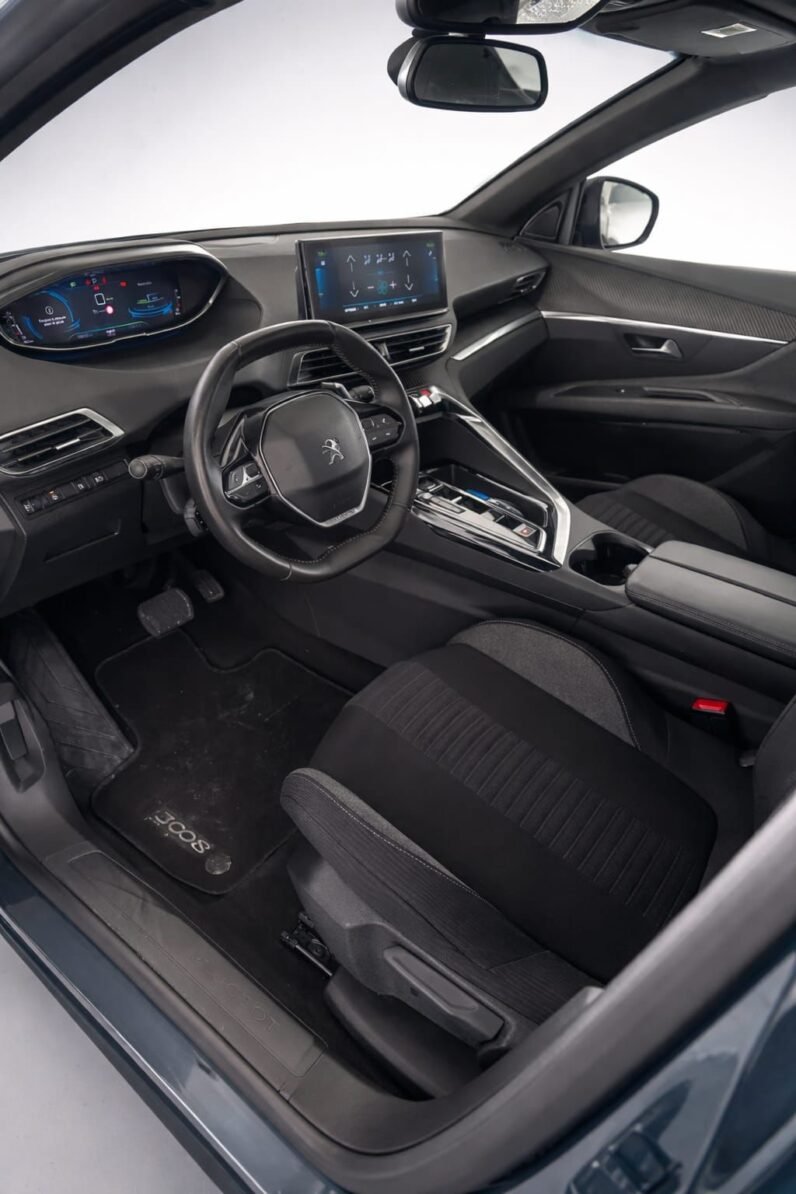 
								Peugeot 3008 Hybrid full									