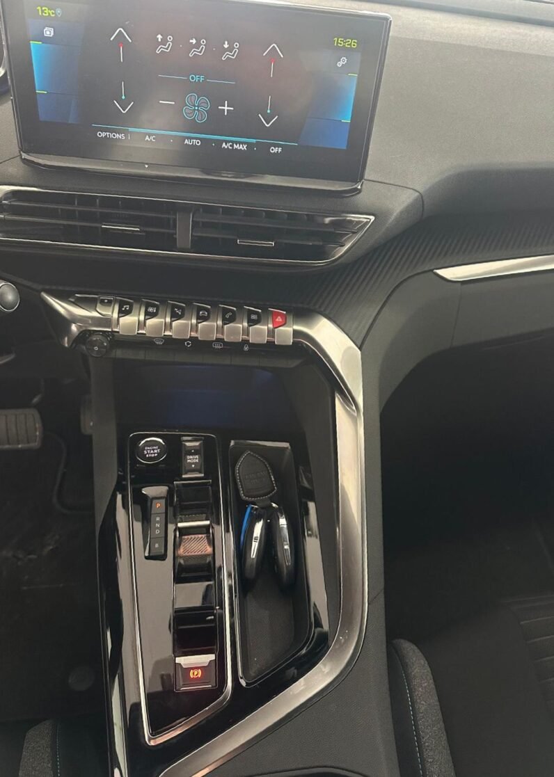 
								Peugeot 3008 Hybrid full									